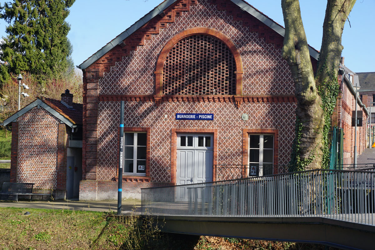 La buanderie-piscine du Familistère est signalée par un mât de couleur bleue.